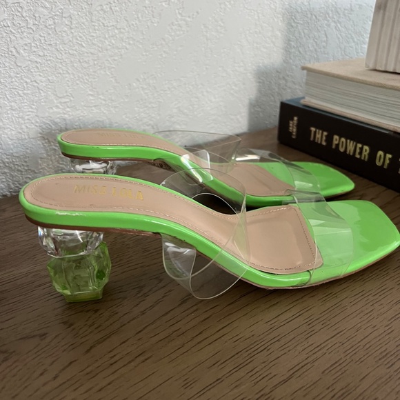 Cute jeweled sandal - Picture 3 of 3